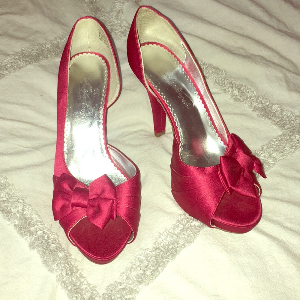 Beautiful red heels! 👠 👠